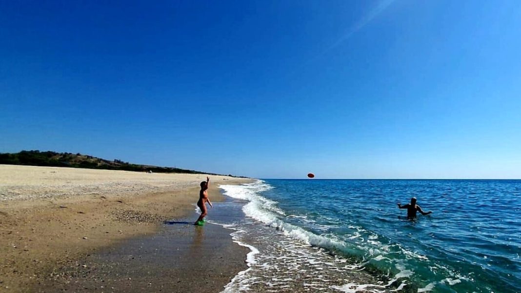 A Stignano Arriva La Prima Spiaggia Naturista Della Calabria La Riviera Online